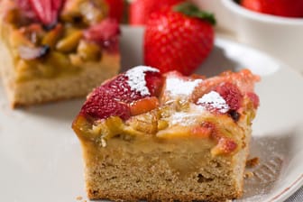 Rhabarberkuchen: Er kann auch mit Erdbeeren kombiniert werden.