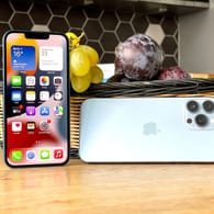 Das iPhone 13 (links) und das iPhone 13 Pro Max: Apple hat an allen wichtigen Stellschrauben gedreht – und tolle Geräte gebaut.