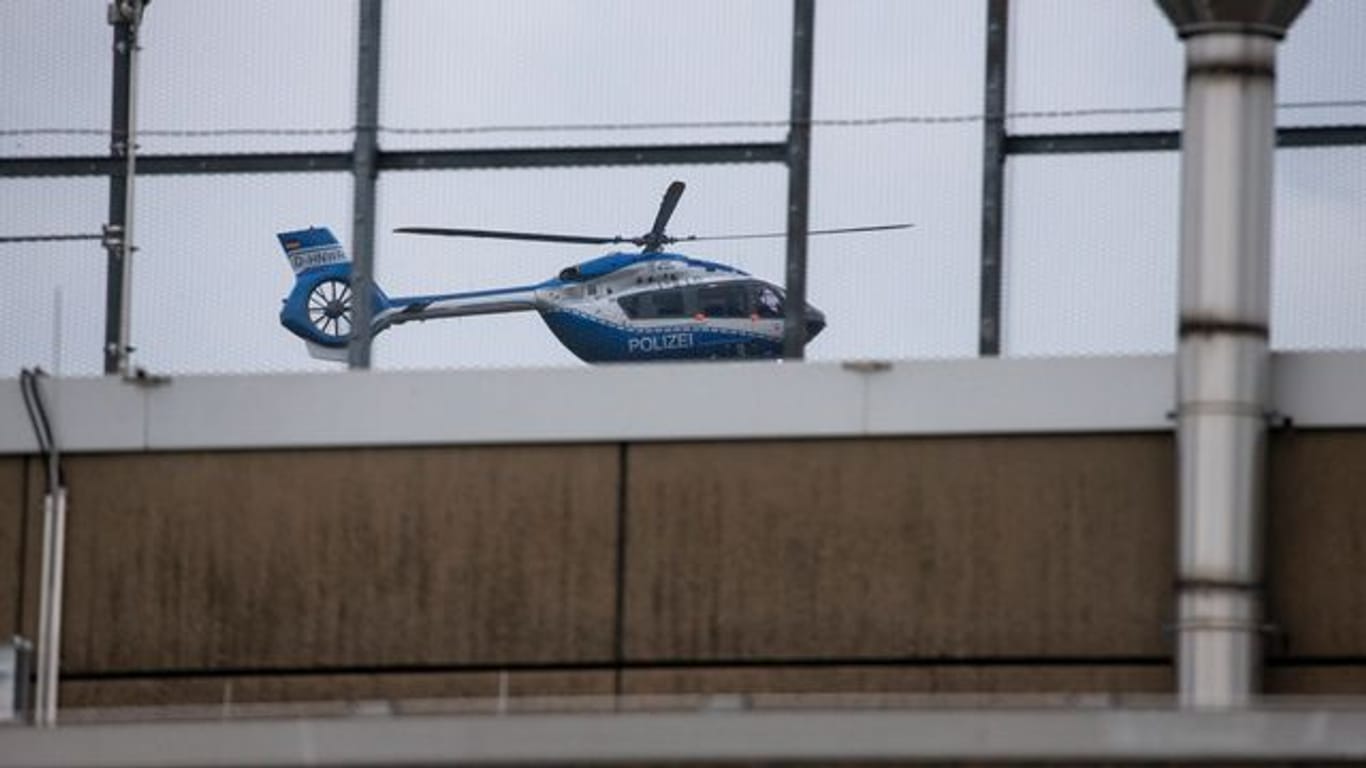 Ein Hubschrauber der Polizei landet auf dem Gelände der JVA Ossendorf (Archivbild): Drach sitzt in Köln in Untersuchungshaft.