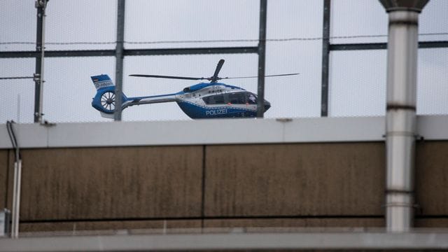 Ein Hubschrauber der Polizei landet auf dem Gelände der JVA Ossendorf (Archivbild): Drach sitzt in Köln in Untersuchungshaft.