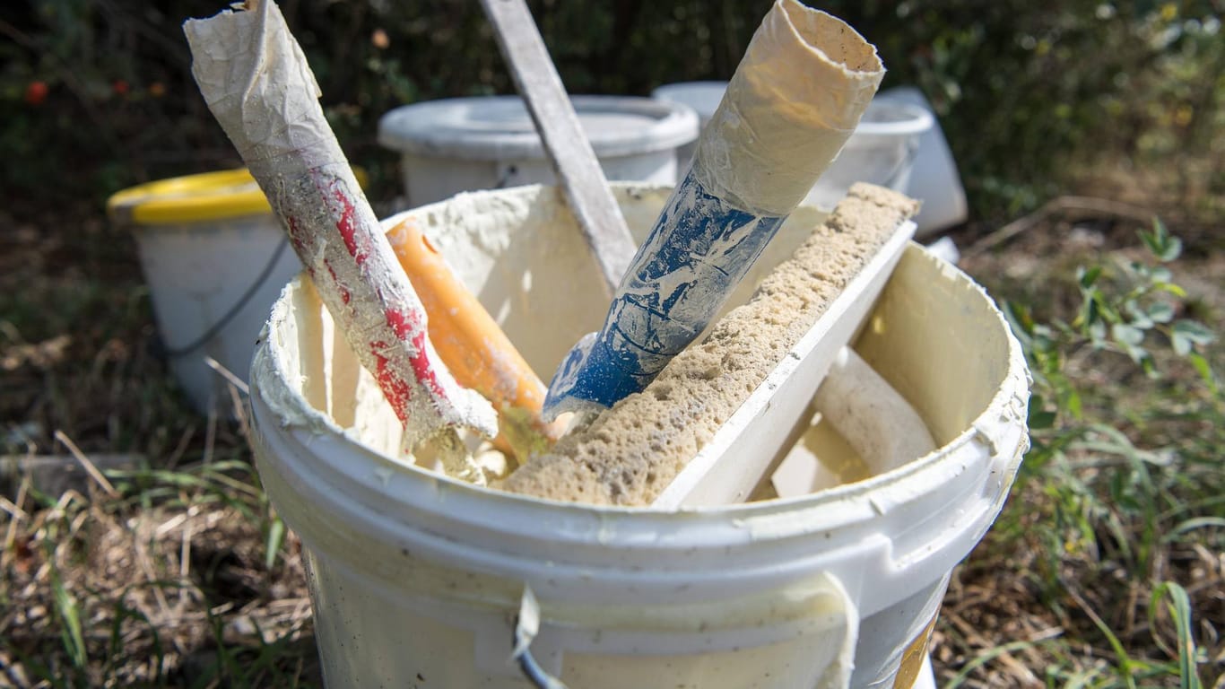 Illegale Müllentsorgung: Farbeimer mit Farbresten und Malerzubehör dürfen nicht in der Natur entsorgt werden.