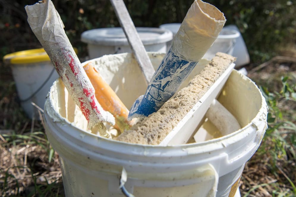 Illegale Müllentsorgung: Farbeimer mit Farbresten und Malerzubehör dürfen nicht in der Natur entsorgt werden.