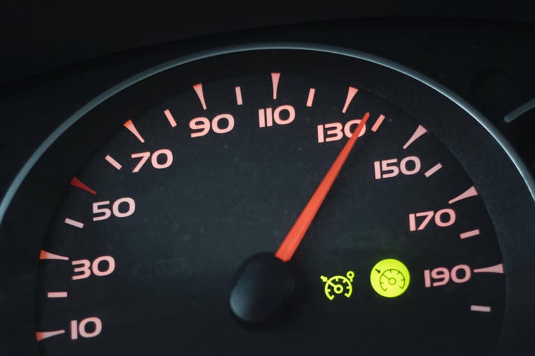 In Deutschland gilt auf Autobahnen eine Richtgeschwindigkeit von 130 km/h. Dies bedeutet, dass Sie sich nicht per Gesetz an die Geschwindigkeitsbegrenzung halten müssen. Allerdings zahlt Ihre Versicherung im Falle eines Unfalls nicht, wenn Sie mit überhöhter Geschwindigkeit unterwegs waren.
