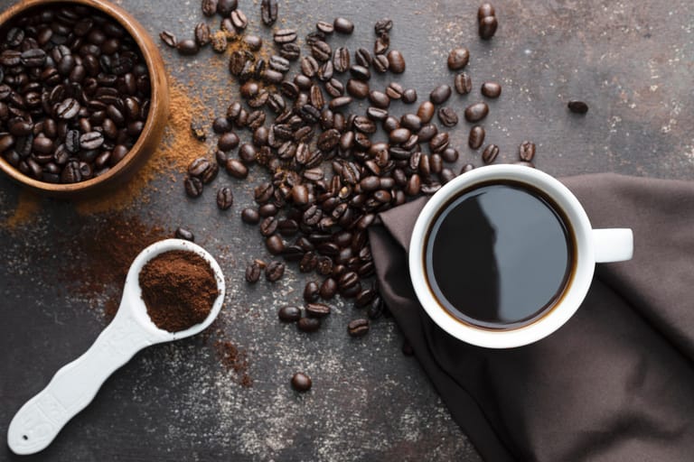Viele denken, dass Kaffee durch das enthaltende Koffein den Kreislauf anregen würde. Das stimmt nur zum Teil, denn das Koffein gibt Ihrem Körper zwar einen kurzen Energiestoß, doch dann sackt der Kreislauf noch mehr ab als zuvor. Daher sollten Sie das Getränk bei großer Hitze nur in Maßen trinken.