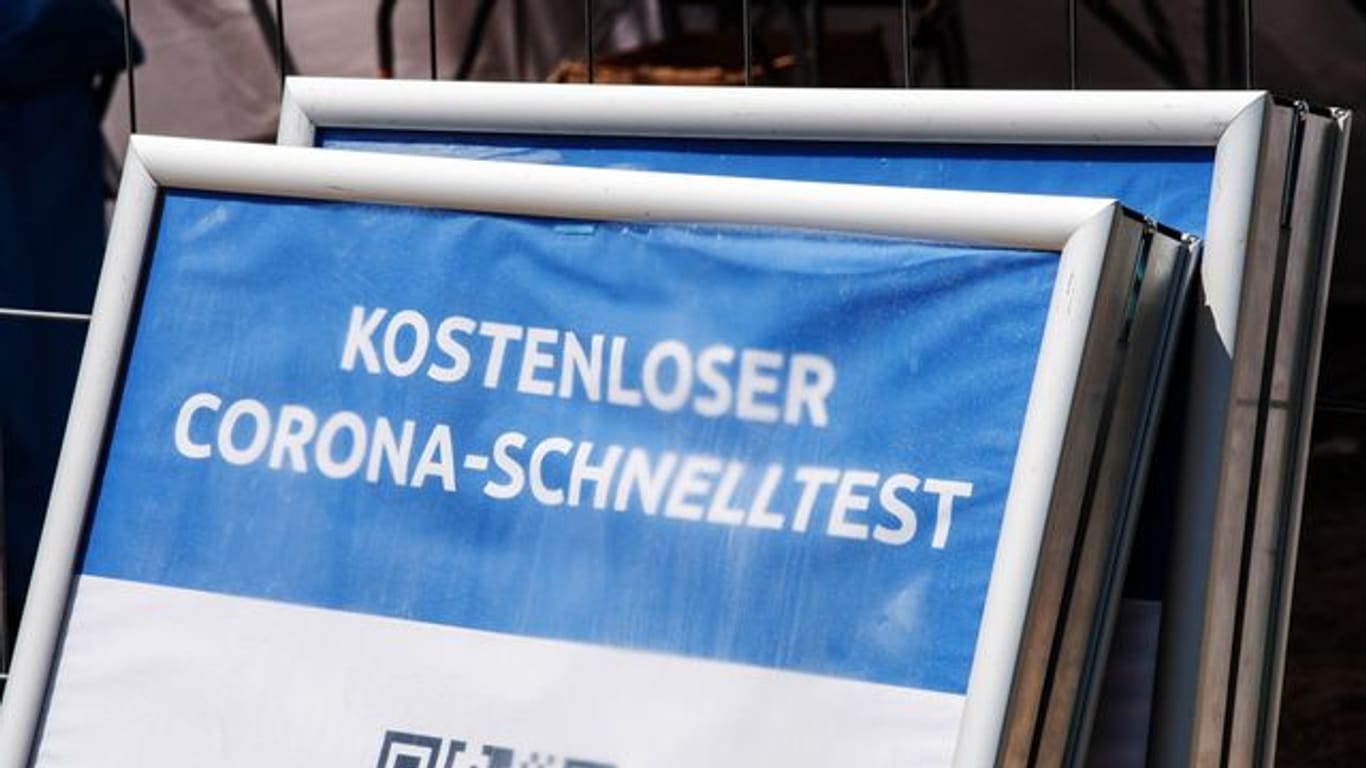 Ein Schild mit der Aufschrift "Kostenloser Corona-Schnelltest": Die Sieben-Tage-Inzidenz in Deutschland ist laut RKI weiter gesunken.