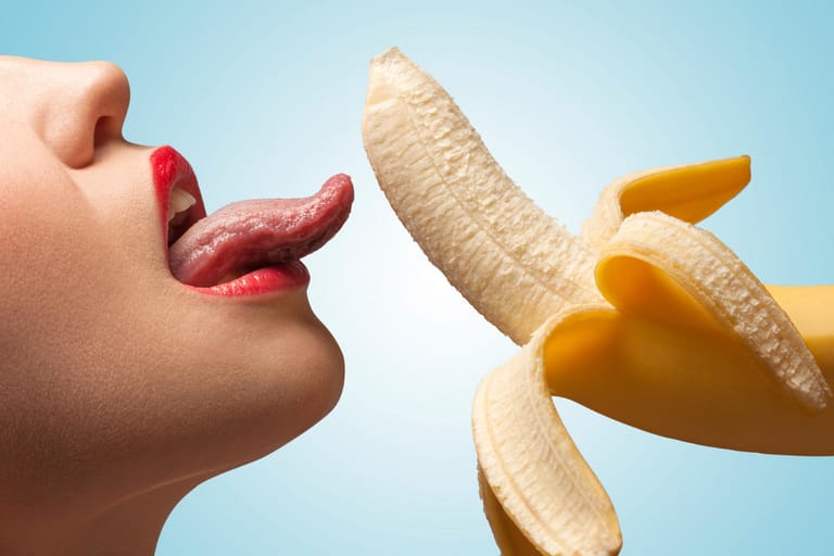 "Französisch" Diese Sex-Praktik erfordert einen geschickten Umgang mit der Zunge, denn bei "Französisch" befriedigt ein Partner den anderen mit seinem Mund. Beim Fellatio stimuliert die Frau den Mann, beim Cunnilingus verwöhnt er ihr Geschlechtsteil.