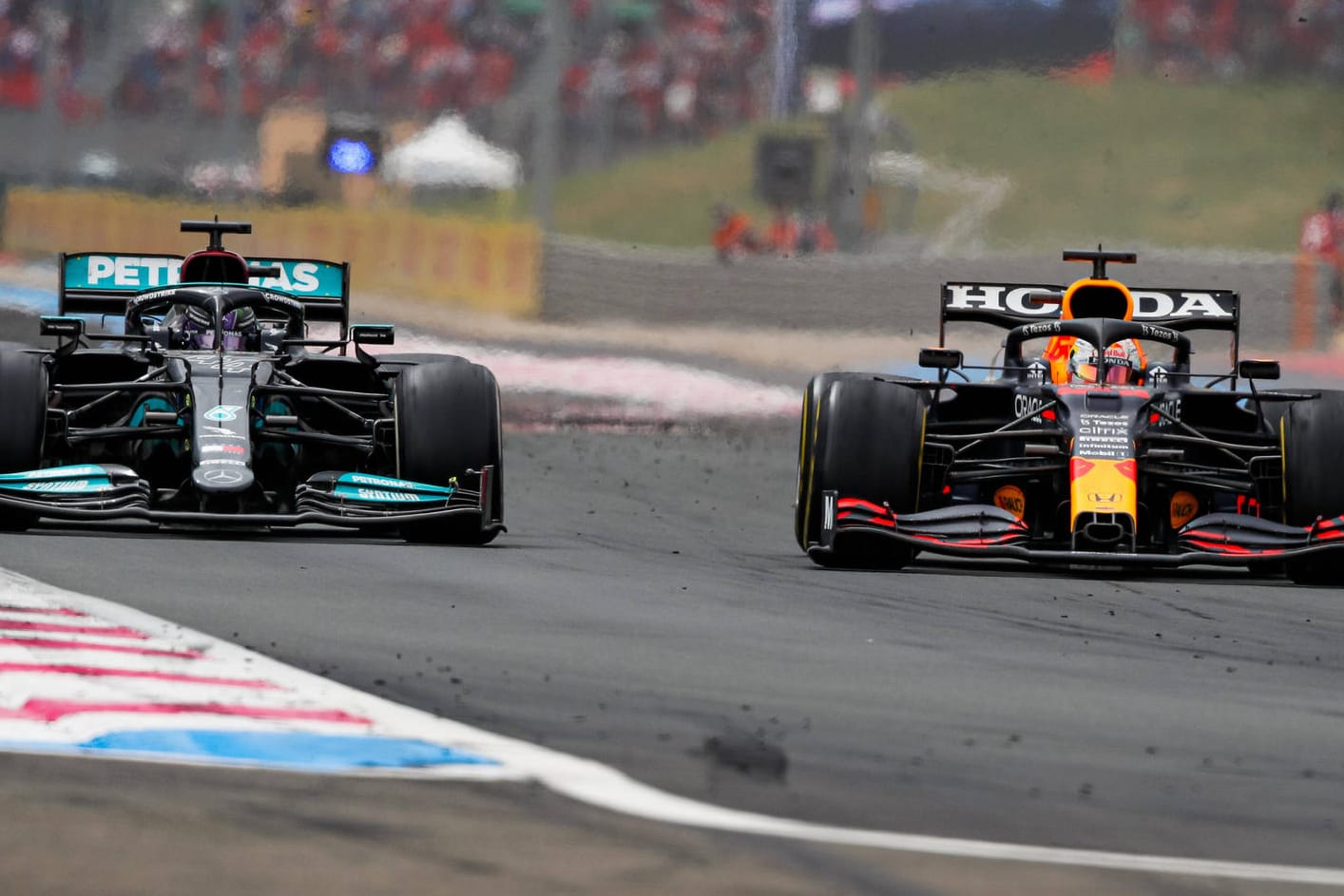 Titelverteidiger Hamilton (l.) und Verstappen: Duell um den Titel.