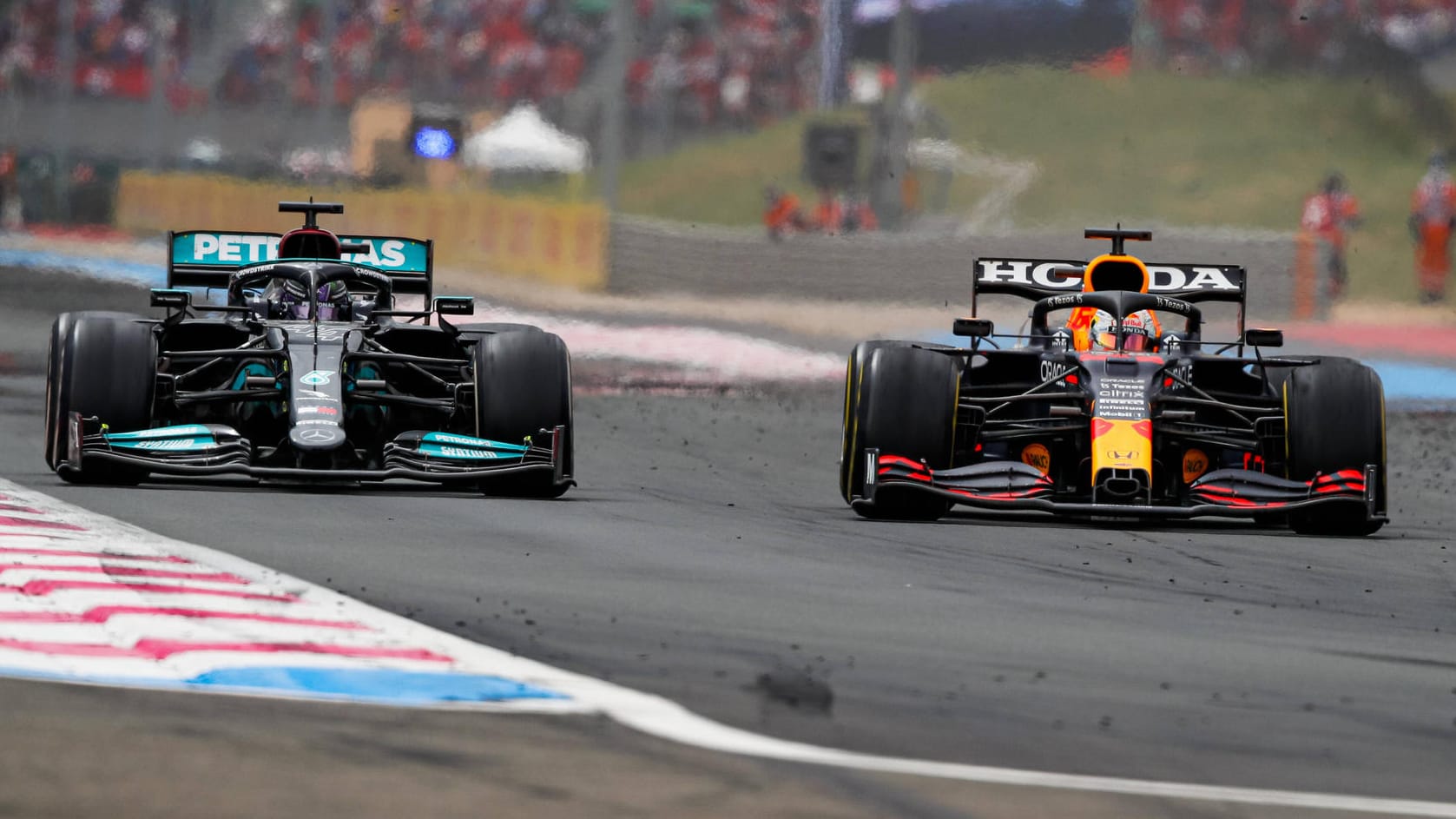 Titelverteidiger Hamilton (l.) und Verstappen: Duell um den Titel.