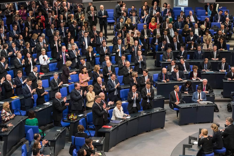Die Mitglieder des Deutschen Bundestages wählen den Bundeskanzler: Auch unter den Abgeordneten ist umstritten, ob es eine Begrenzung der Amtszeit geben sollte.