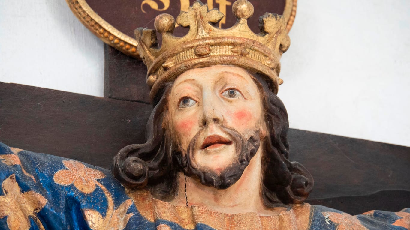 Die Jungfrau mit dem Bart: An der Jakobskirche in Neunburg vorm Wald erinnert eine Skulptur an die Legende.