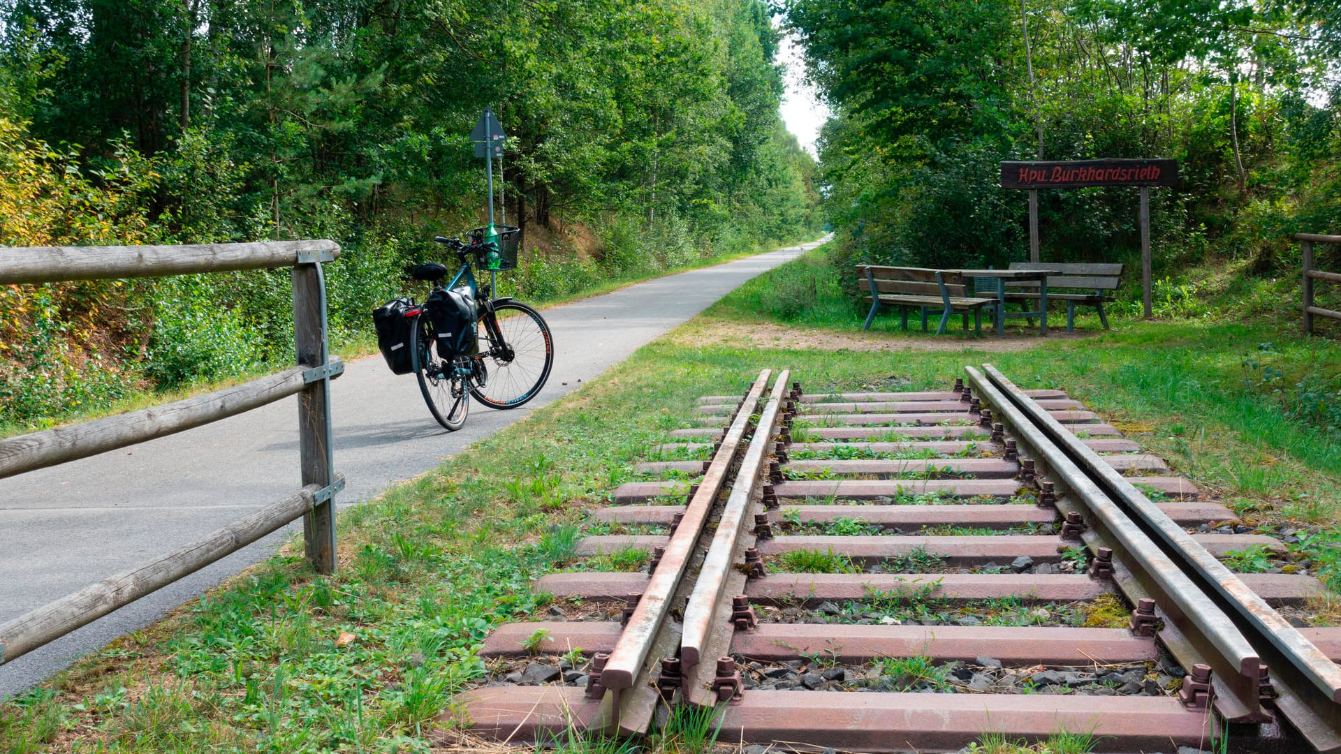 Schienenrest zur Erinnerung an die Zugstrecke: Zwischen Vohenstrauß und Eslarn führt die Strecke über eine ehemalige Bahntrasse.