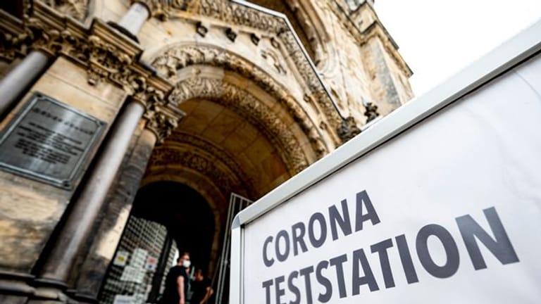 Die Gesundheitsämter in Deutschland meldeten dem RKI zuletzt binnen eines Tages mehr als 13.500 Corona-Neuinfektionen.