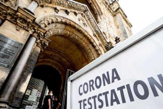 Die Gesundheitsämter in Deutschland meldeten dem RKI zuletzt binnen eines Tages mehr als 13.500 Corona-Neuinfektionen.