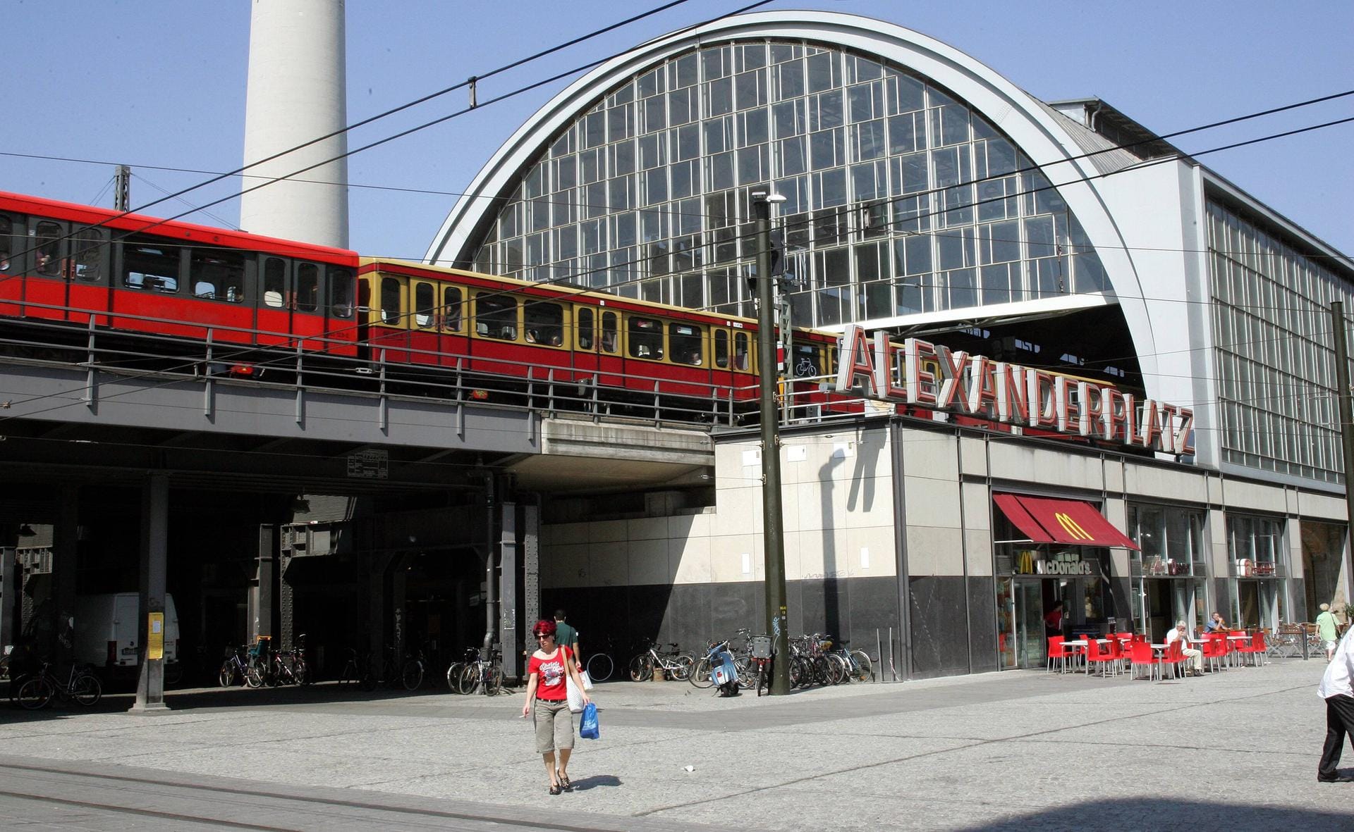 Der Bahnhof Alexanderplatz heute: Mit im Schnitt über 150.000 Reisenden und Besuchern täglich ist der Bahnhof einer der meistfrequentierten Deutschlands.