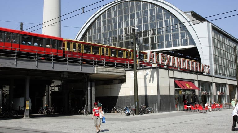 Der Bahnhof Alexanderplatz heute: Mit im Schnitt über 150.000 Reisenden und Besuchern täglich ist der Bahnhof einer der meistfrequentierten Deutschlands.