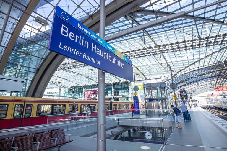 Hauptbahnhof Berlin: In der Bahnhofshalle erinnert ein Schild an den Lehrter Bahnhof, der vorher anstelle des 2006 eröffneten Hauptbahnhofs stand.