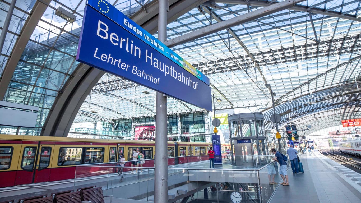 Hauptbahnhof Berlin: In der Bahnhofshalle erinnert ein Schild an den Lehrter Bahnhof, der vorher anstelle des 2006 eröffneten Hauptbahnhofs stand.