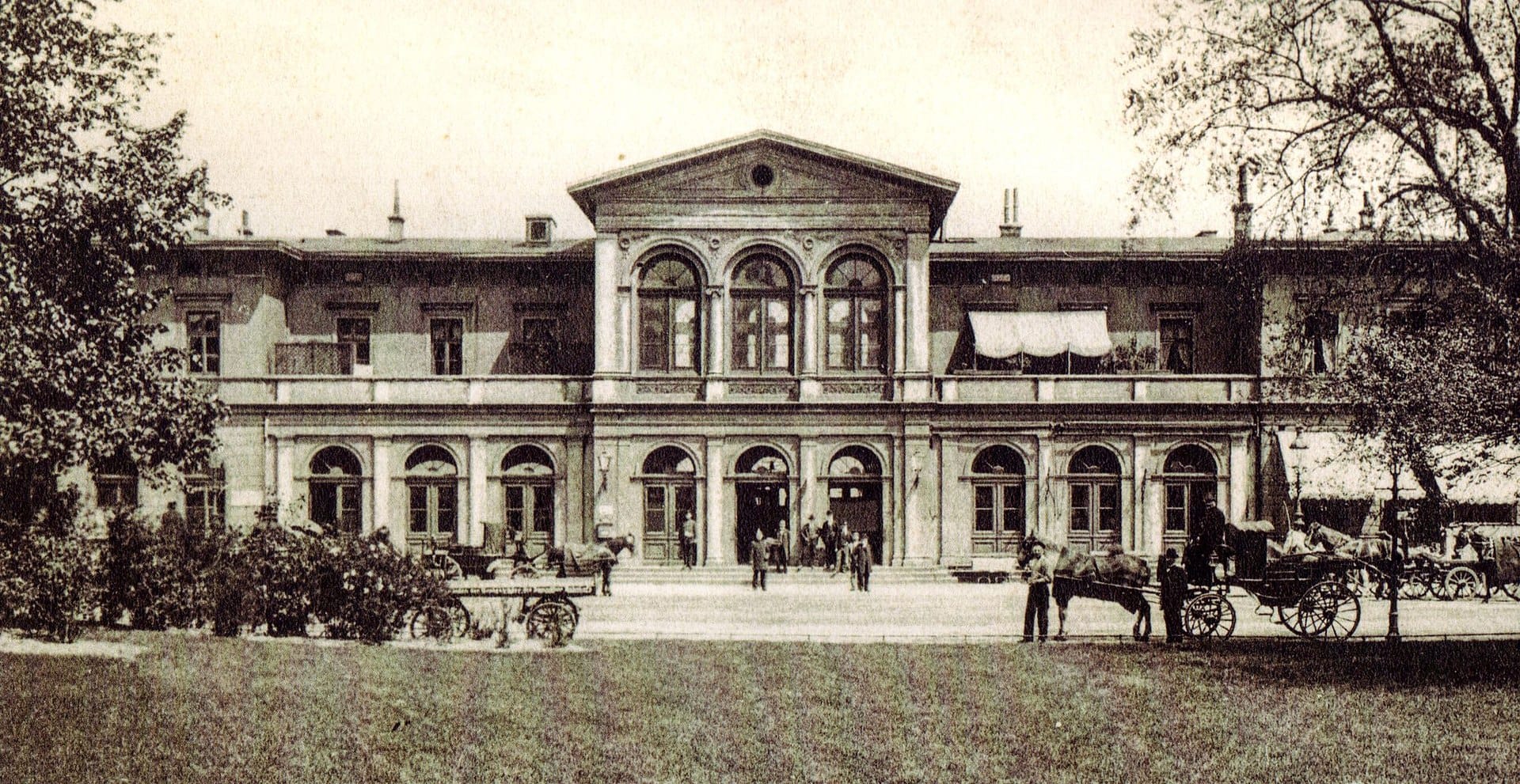 Das alte Bahnhofsgebäude am Bahnhof Dammtor um 1900: Wenige Jahre später wurde die neue Empfangshalle errichtet.