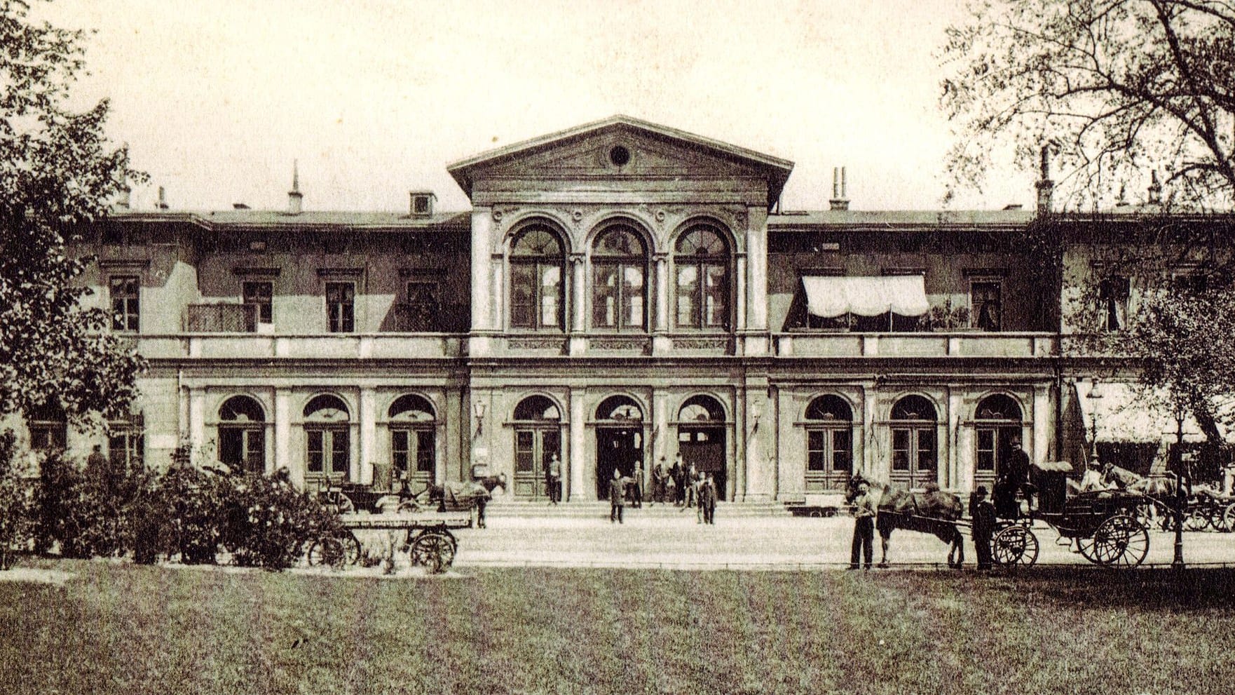 Das alte Bahnhofsgebäude am Bahnhof Dammtor um 1900: Wenige Jahre später wurde die neue Empfangshalle errichtet.