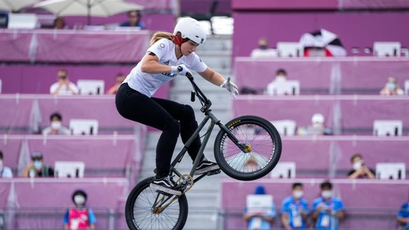Lara Lessmann auf ihrem BMX-Rad.