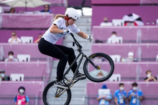 Lara Lessmann auf ihrem BMX-Rad.