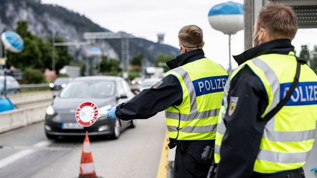 Deutsche Bundespolizisten beobachten an der Grenze zu Österreich auf der Autobahn A93 den Verkehr. Deutsche Bundespolizisten beobachten an der Grenze zu Österreich auf der Autobahn A93 den Verkehr.