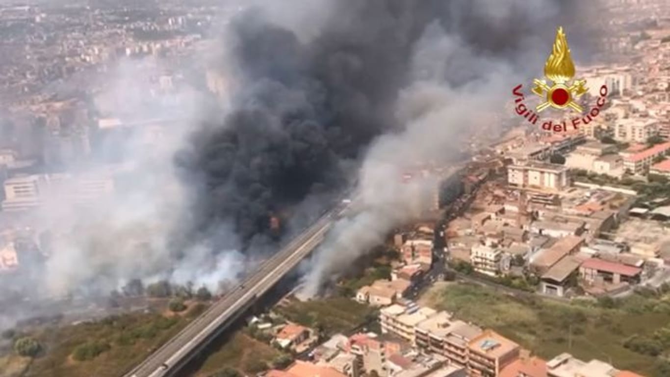 Blick aus einem Hubschrauber der Feuerwehr auf Brände neben der Via Palermo - dichter Rauch zieht über die Wohnhäuser.