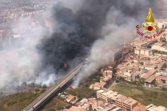Blick aus einem Hubschrauber der Feuerwehr auf Brände neben der Via Palermo - dichter Rauch zieht über die Wohnhäuser.