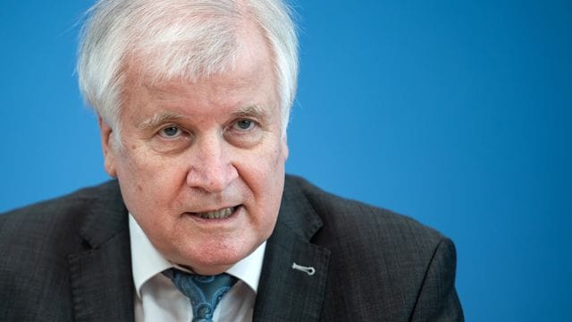 Minister Seehofer will weiter nach Afghanistan abschieben.