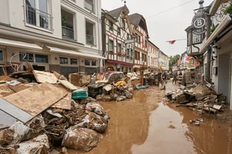 Eine Straße in Bad Neuenahr-Ahrweiler Mitte Juli nach der verheerenden Hochwassernacht.