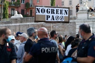 Demonstranten und Mitglieder der rechtsextremen Organisation Forza Nuova halten ein Schild mit der Aufschrift "No Green Pass" bei einem Protest gegen die Restriktionen des sogenannten Grünen Passes.