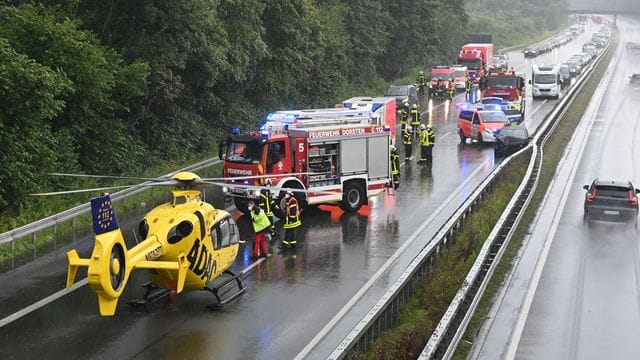 Einsatzkräfte der Feuerwegr und ein Hubschrauber des ADAC stehen auf der A31, wo sich zwei Unfälle ereignet haben. Einsatzkräfte der Feuerwegr und ein Hubschrauber des ADAC stehen auf der A31, wo sich zwei Unfälle ereignet haben.