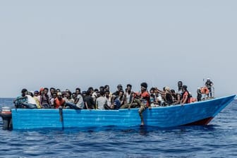 Menschen sitzen in einem Schlauchboot.
