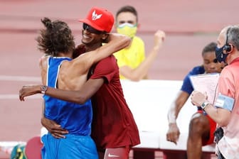 Der Italiener Gianmarco Tamberi (l) und Essa Mutaz Barshim aus Katar gewannen beide Hochsprung-Gold.