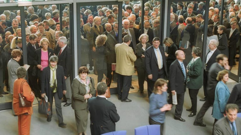 Hammelsprung aus dem Jahr 2001: Um abzustimmen, betreten die Abgeordneten den Plenarsaal durch entsprechende Türen.