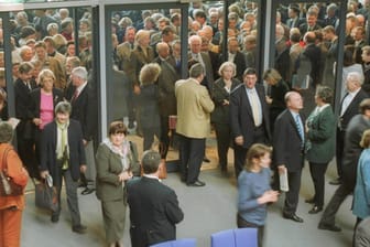 Hammelsprung aus dem Jahr 2001: Um abzustimmen, betreten die Abgeordneten den Plenarsaal durch entsprechende Türen.
