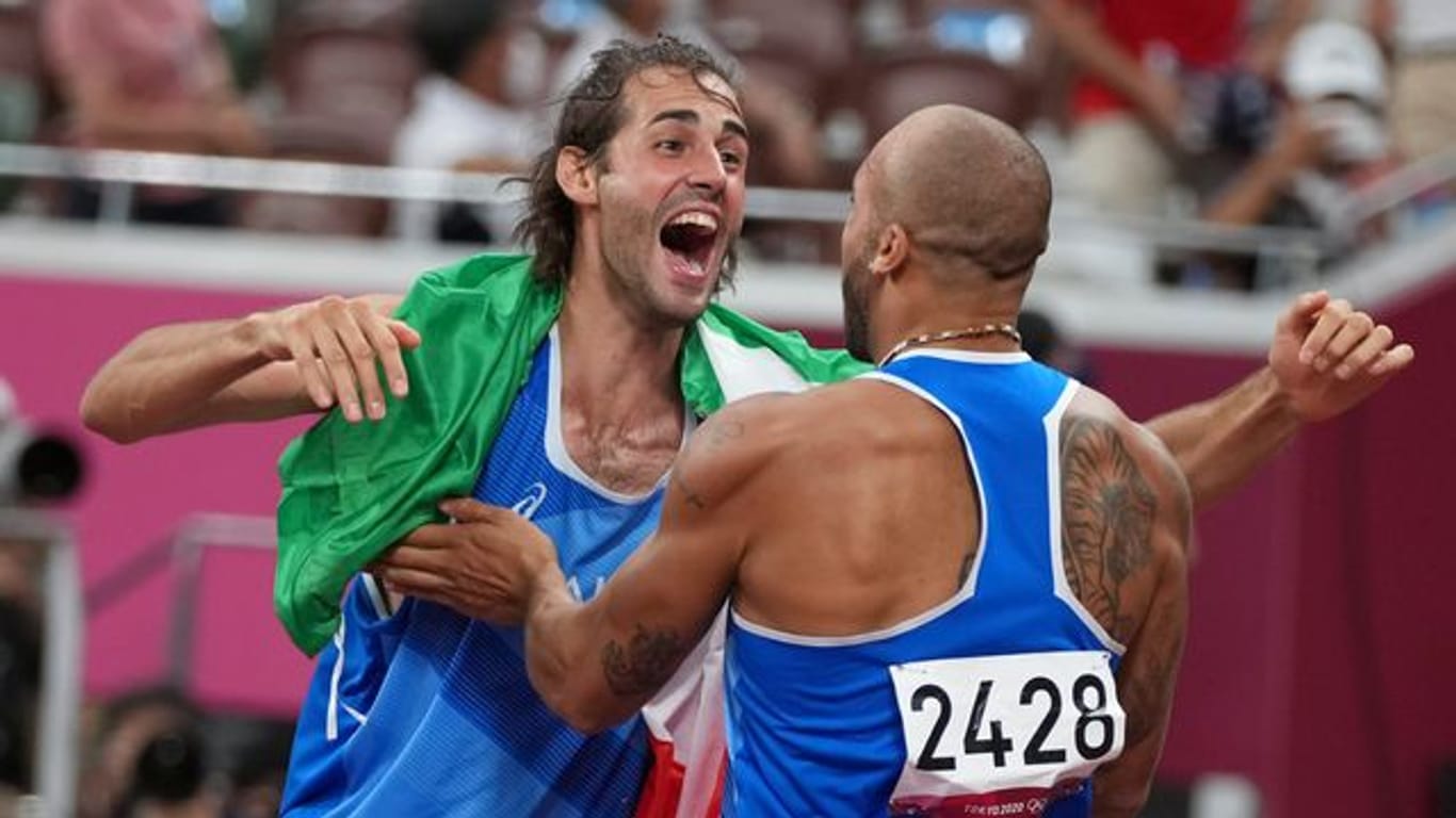 Hochspringer Gianmarco Tamberi (l) und 100-Meter-Sprinter Marcell Jacobs freuen sich gemeinsam über Gold.