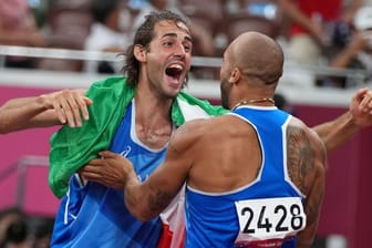 Hochspringer Gianmarco Tamberi (l) und 100-Meter-Sprinter Marcell Jacobs freuen sich gemeinsam über Gold.
