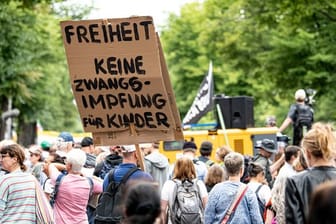 Demonstranten nahmen in Berlin trotz Verbots an Demos gegen die Corona-Maßnahmen teil.