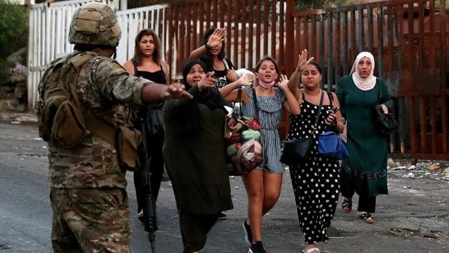 Ein Soldat evakuiert eine Gruppe Frauen nach Schüssen in der libanesischen Küstenstadt Khaldeh. Ein Soldat evakuiert eine Gruppe Frauen nach Schüssen in der libanesischen Küstenstadt Khaldeh.