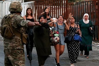 Ein Soldat evakuiert eine Gruppe Frauen nach Schüssen in der libanesischen Küstenstadt Khaldeh.