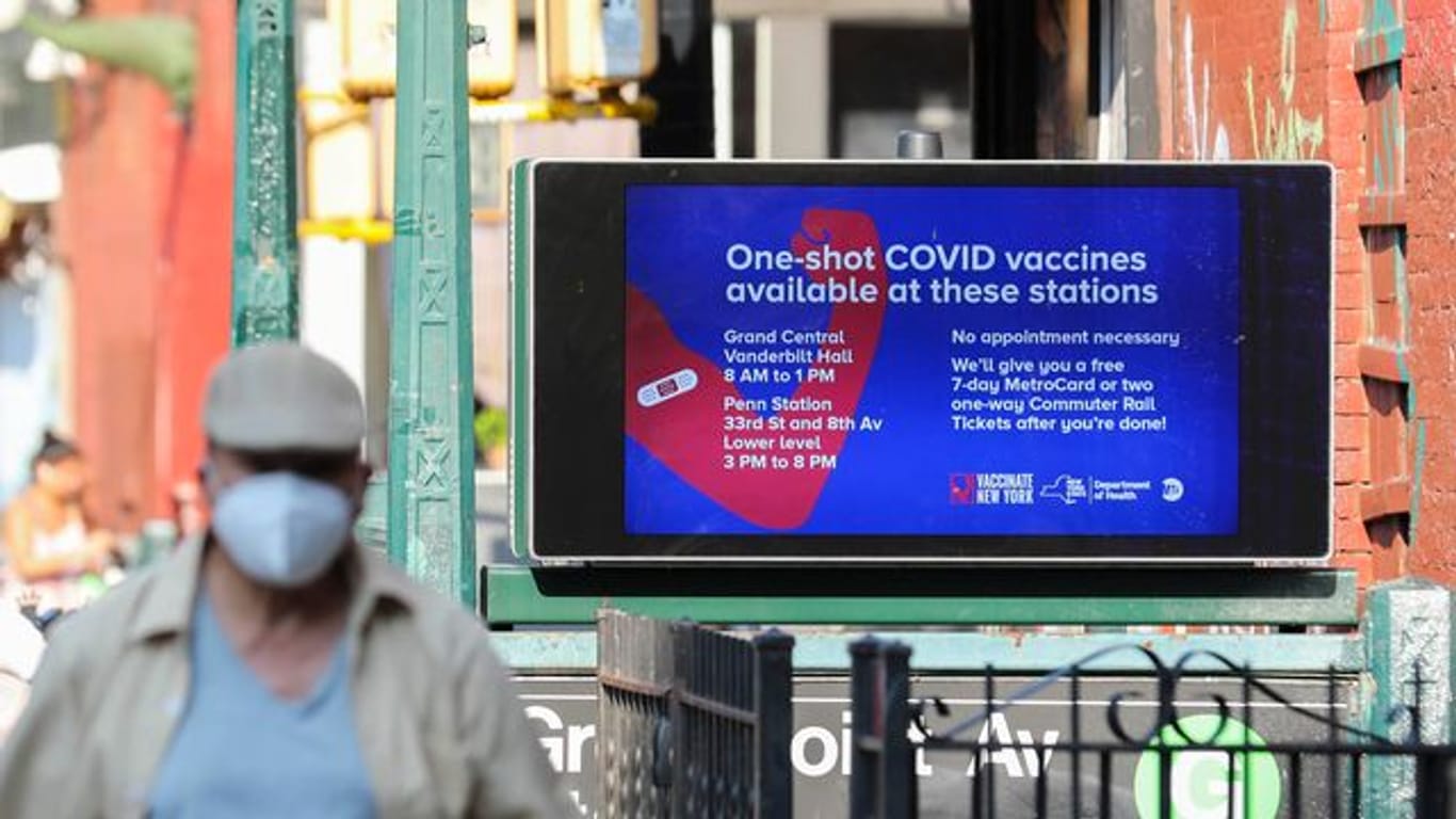 Eine Werbetafel für Corona-Schutzimpfungen an einer New Yorker U-Bahn-Station.