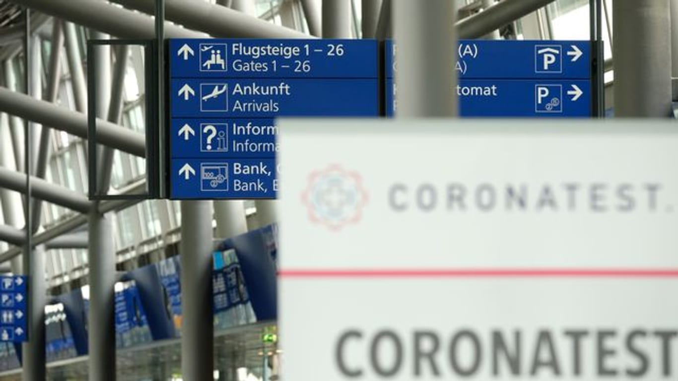 Ein Schild mit der Aufschrift "Coronatest" im Terminal des Flughafens Leipzig-Halle.