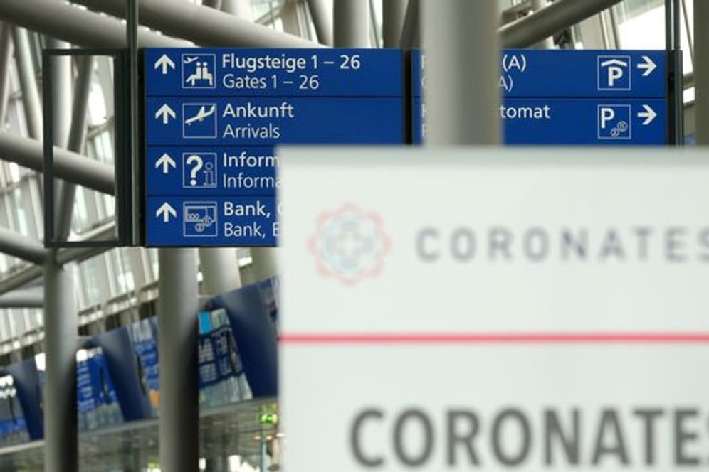 Ein Schild mit der Aufschrift "Coronatest" im Terminal des Flughafens Leipzig-Halle.
