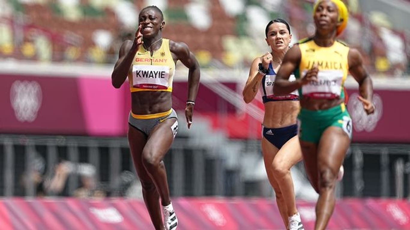 Lisa-Marie Kwayie (l) ist über 200 Meter ins Halbfinale gesprintet.