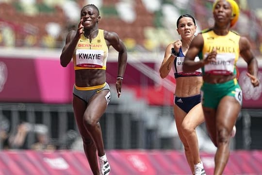 Lisa-Marie Kwayie (l) ist über 200 Meter ins Halbfinale gesprintet.