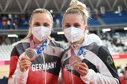 Mit Silber und Maske: Lea Sophie Friedrich (r) und Emma Hinze präsentieren ihre Medaillen.