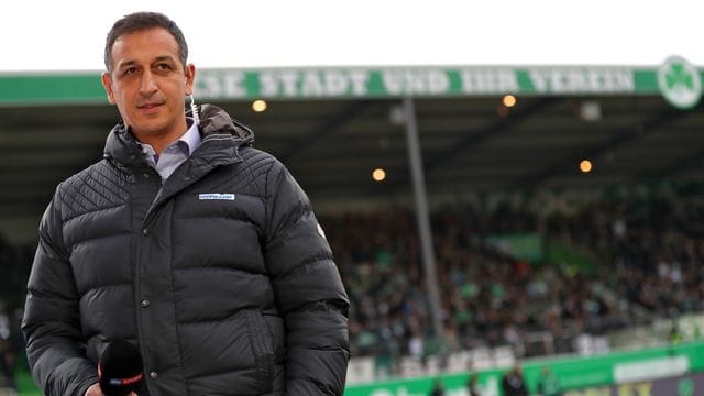 Fürths Sportdirektor Rachid Azzouzi steht vor Spielbeginn für ein Interview auf dem Platz. Fürths Sportdirektor Rachid Azzouzi steht vor Spielbeginn für ein Interview auf dem Platz.