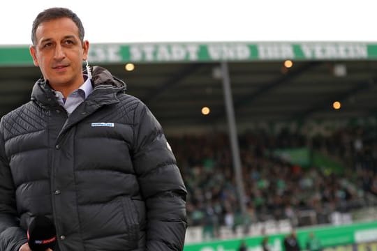 Fürths Sportdirektor Rachid Azzouzi steht vor Spielbeginn für ein Interview auf dem Platz.