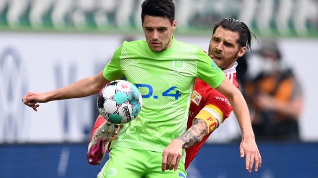 Wolfsburgs Josip Brekalo (l) und Unions Christopher Trimmel kämpfen um den Ball. Wolfsburgs Josip Brekalo (l) und Unions Christopher Trimmel kämpfen um den Ball.